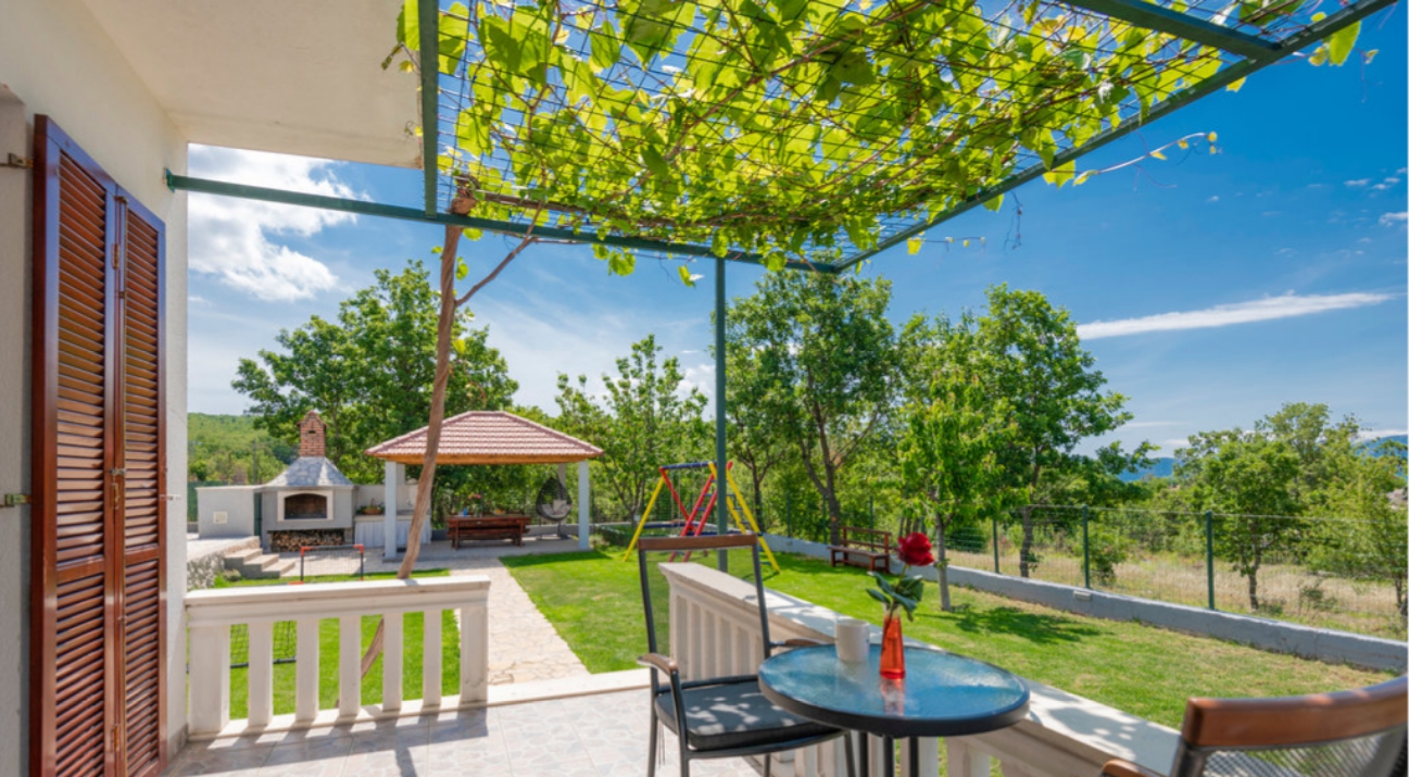 Villa Škobalj - taras z widokiem na ogród