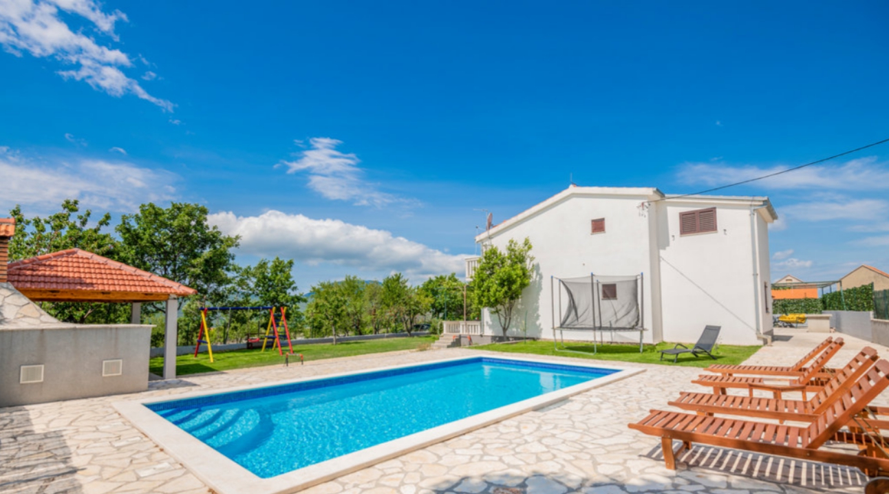 Villa Škobalj - basen z widokiem na willę