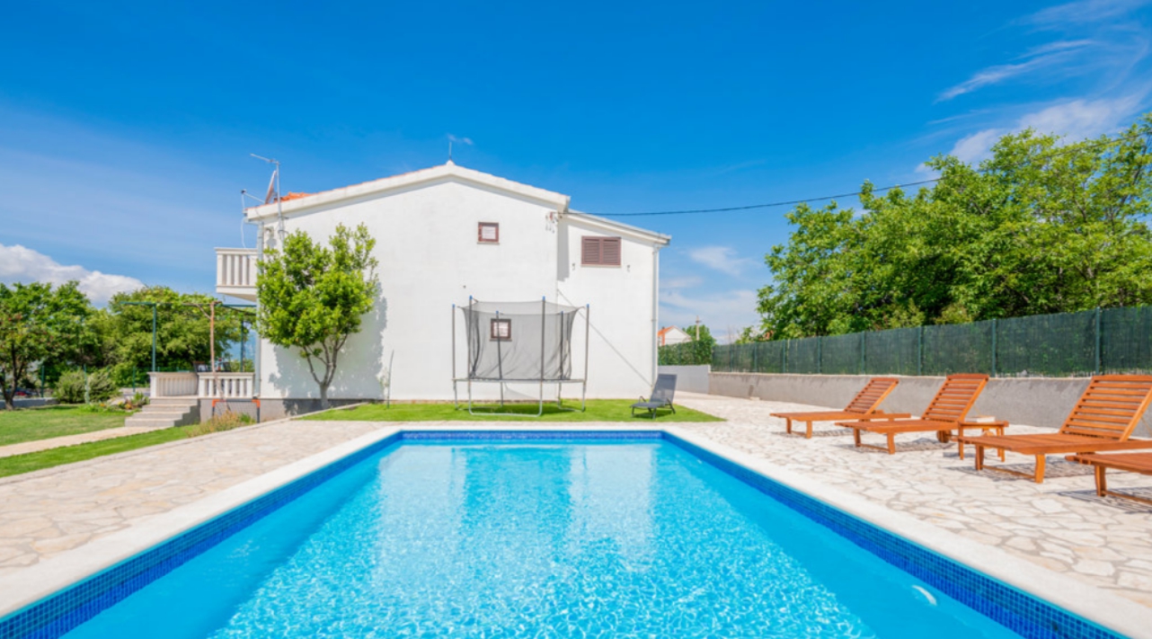 Villa Škobalj - basen i leżaki