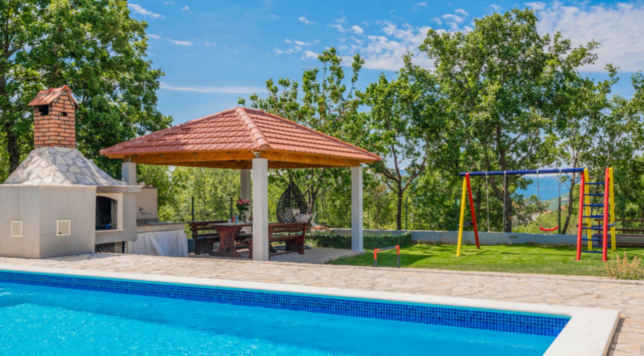 Villa Škobalj - altana z grillem przy basenie