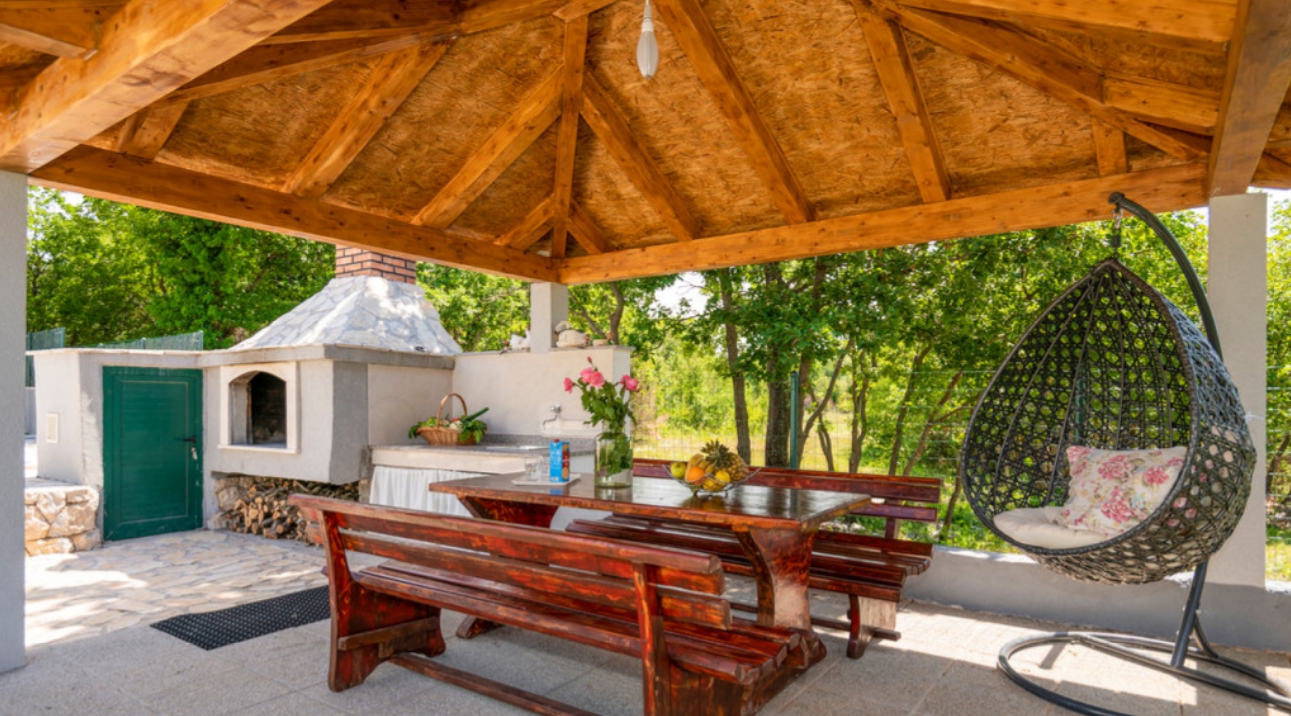 Villa Škobalj - strefa grillowa z altaną