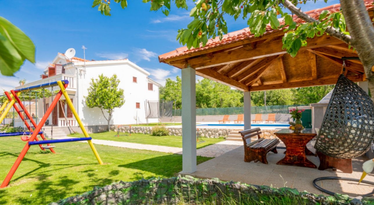Villa Škobalj - ogród z widokiem na willę