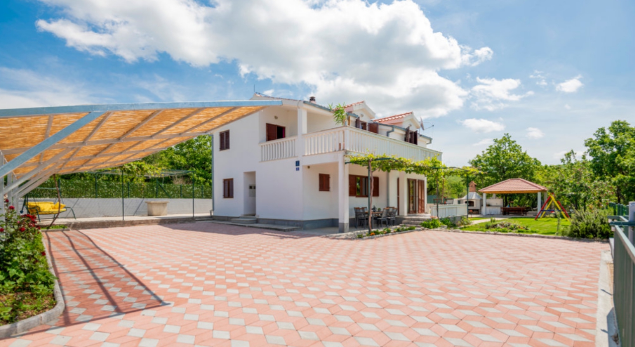 Villa Škobalj - parking i wiata